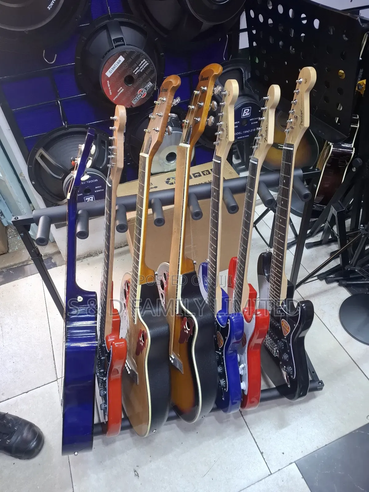 Soundking Dg036/7 Multi Guitar Stand