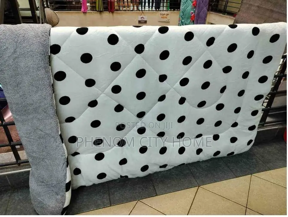 Black and White Doted Single Woolen Duvets