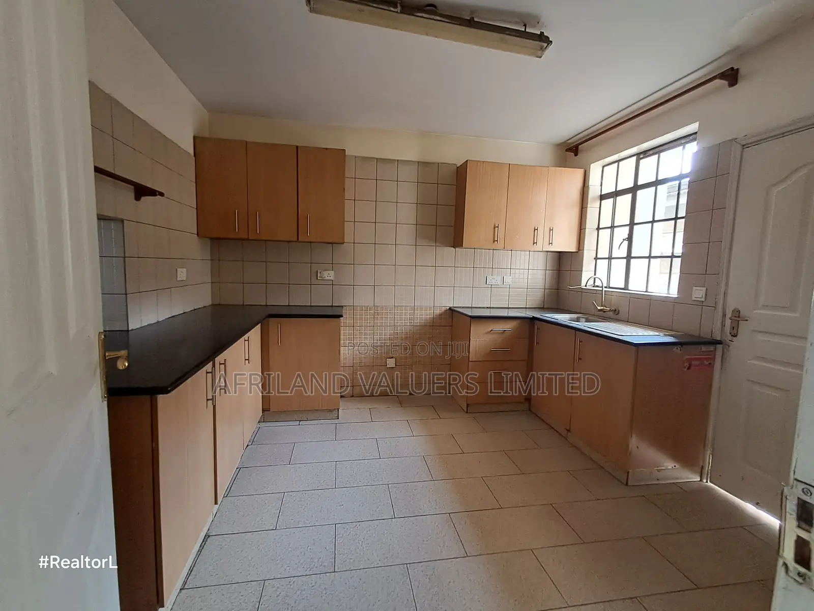 4bdrm Maisonette in Alton Court, Katani for sale