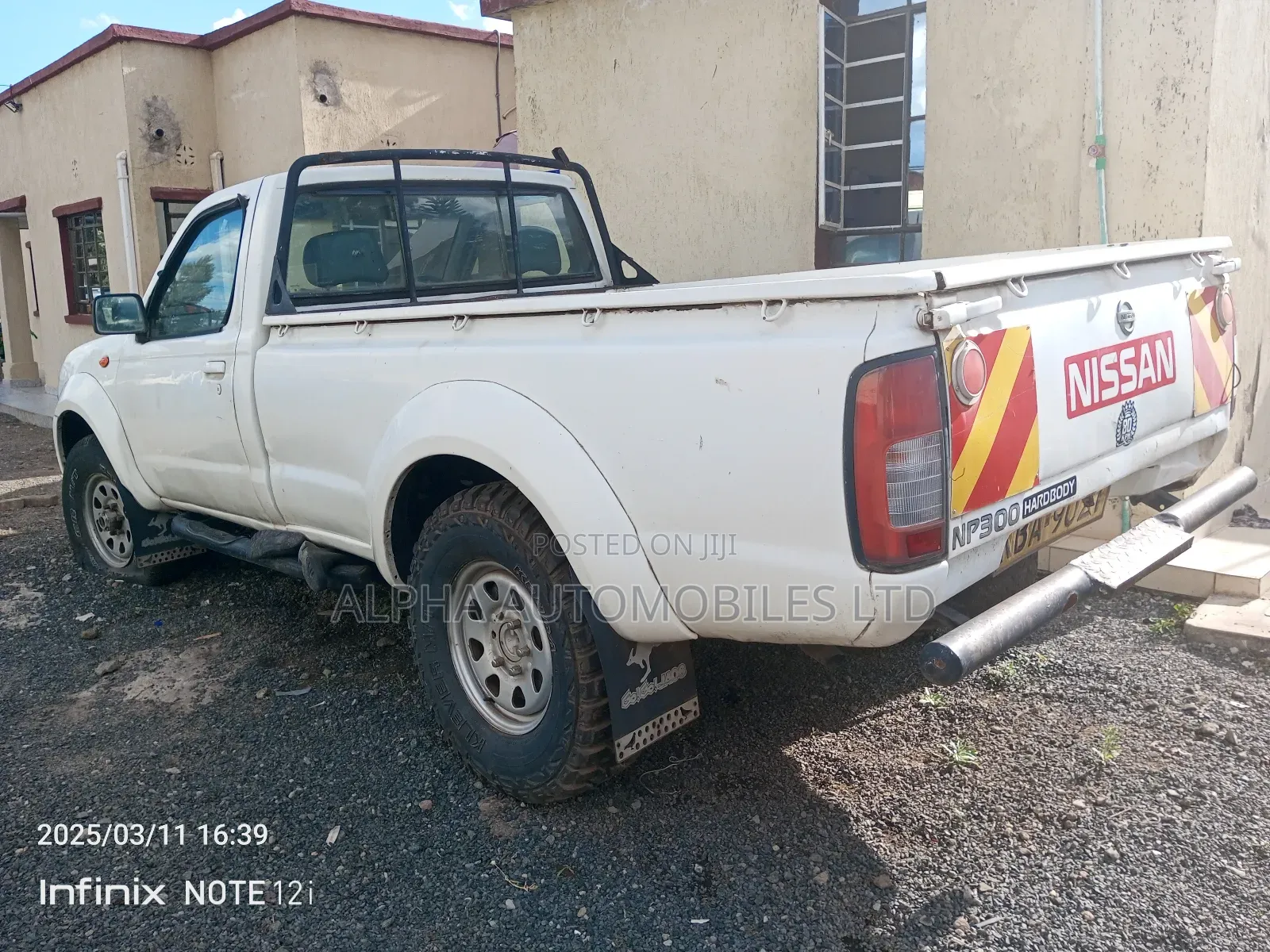 Nissan Hardbody 2010 White
