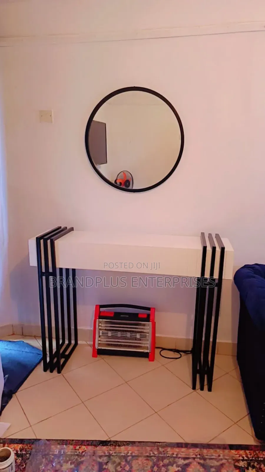 Modern Console Table With Round Mirror