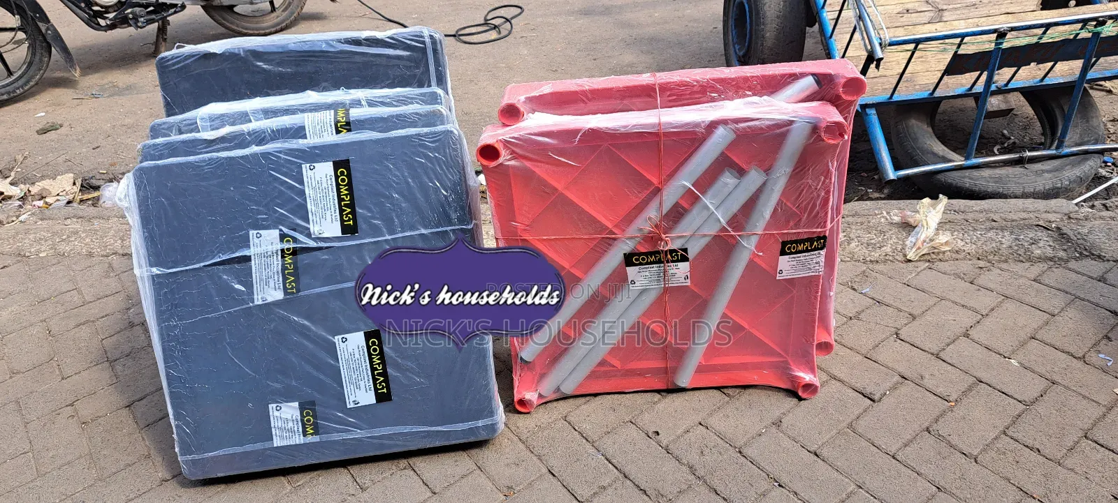 Hotels Quality Plastic Table of Metallic Legs