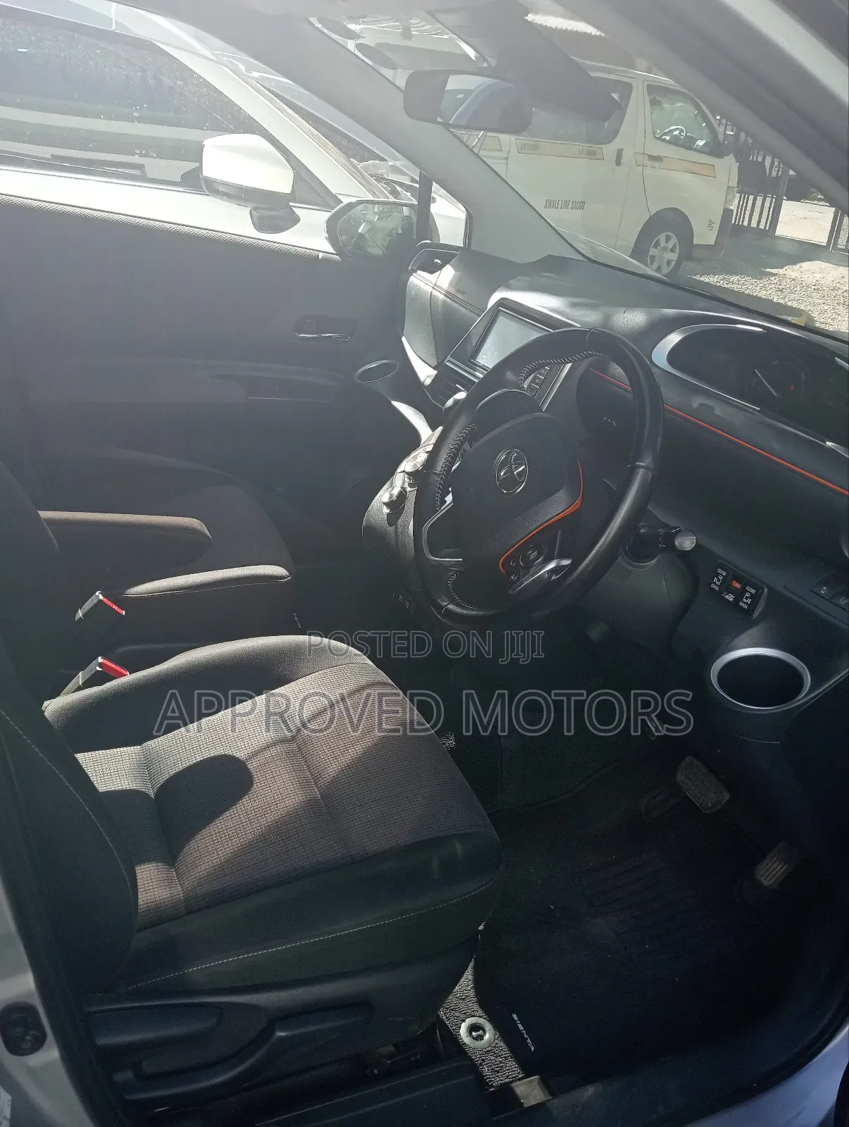 Toyota Sienta 2019 Silver