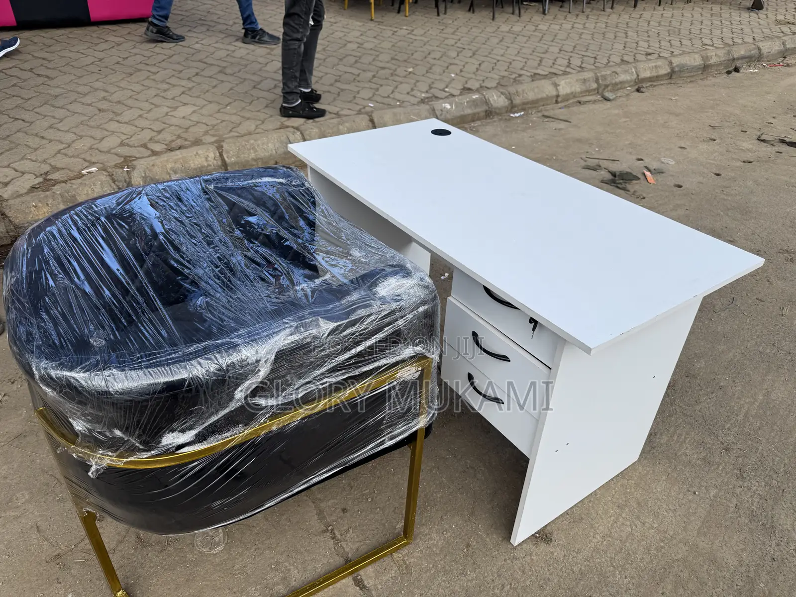 White Manicure Desk Table And Black Manicure Styling Chair