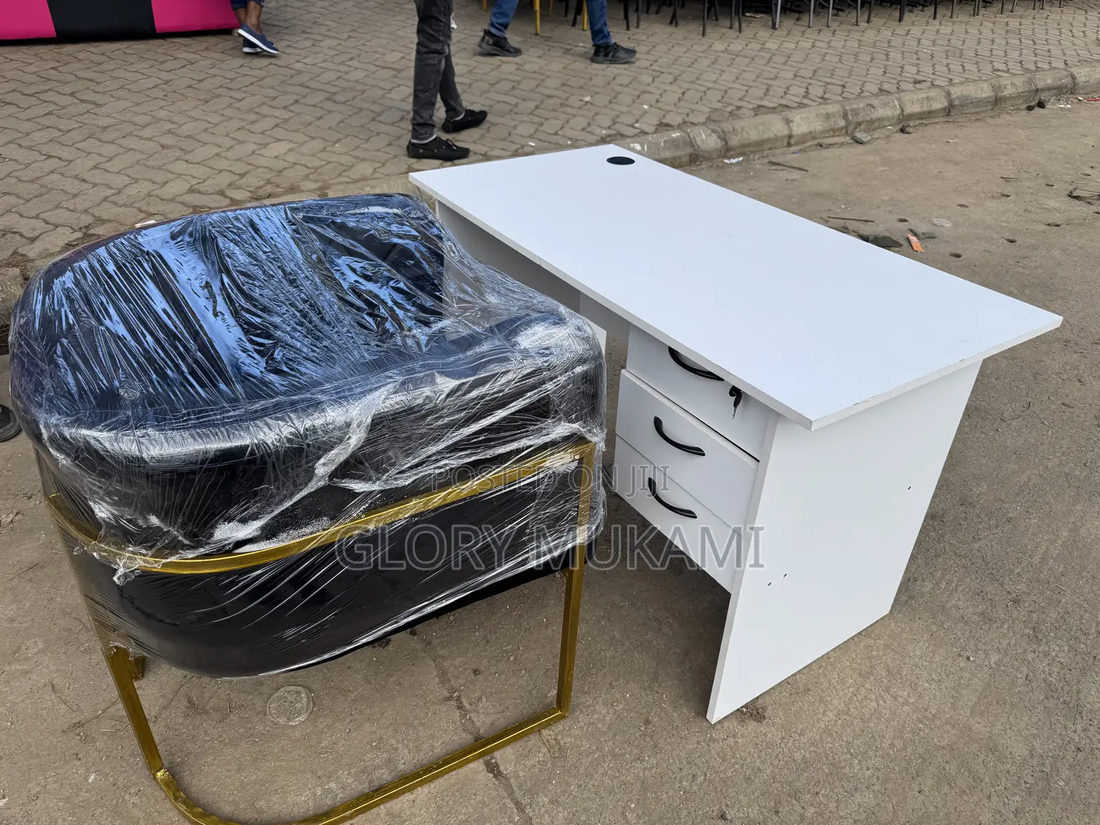 White Manicure Desk Table And Black Manicure Styling Chair