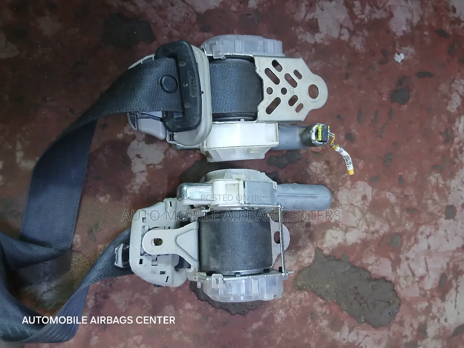 Toyota Isis Seatbelts