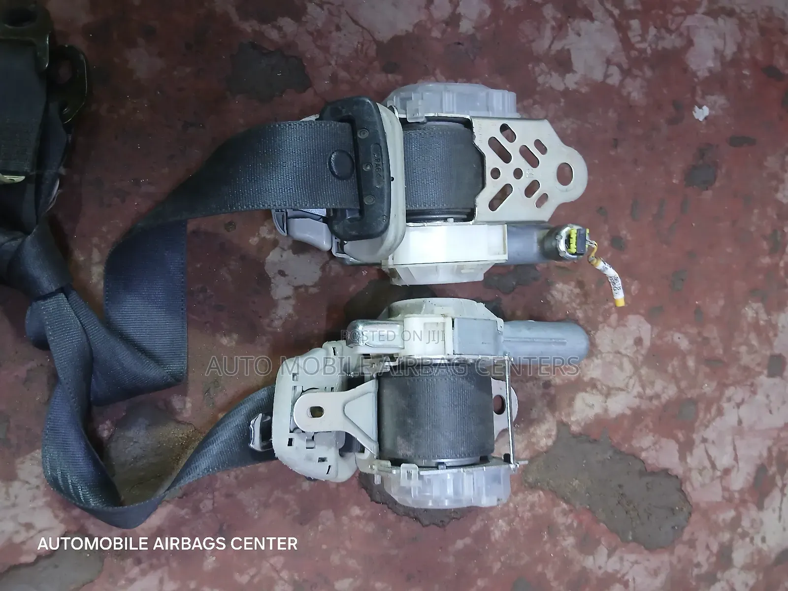 Toyota Isis Seatbelts