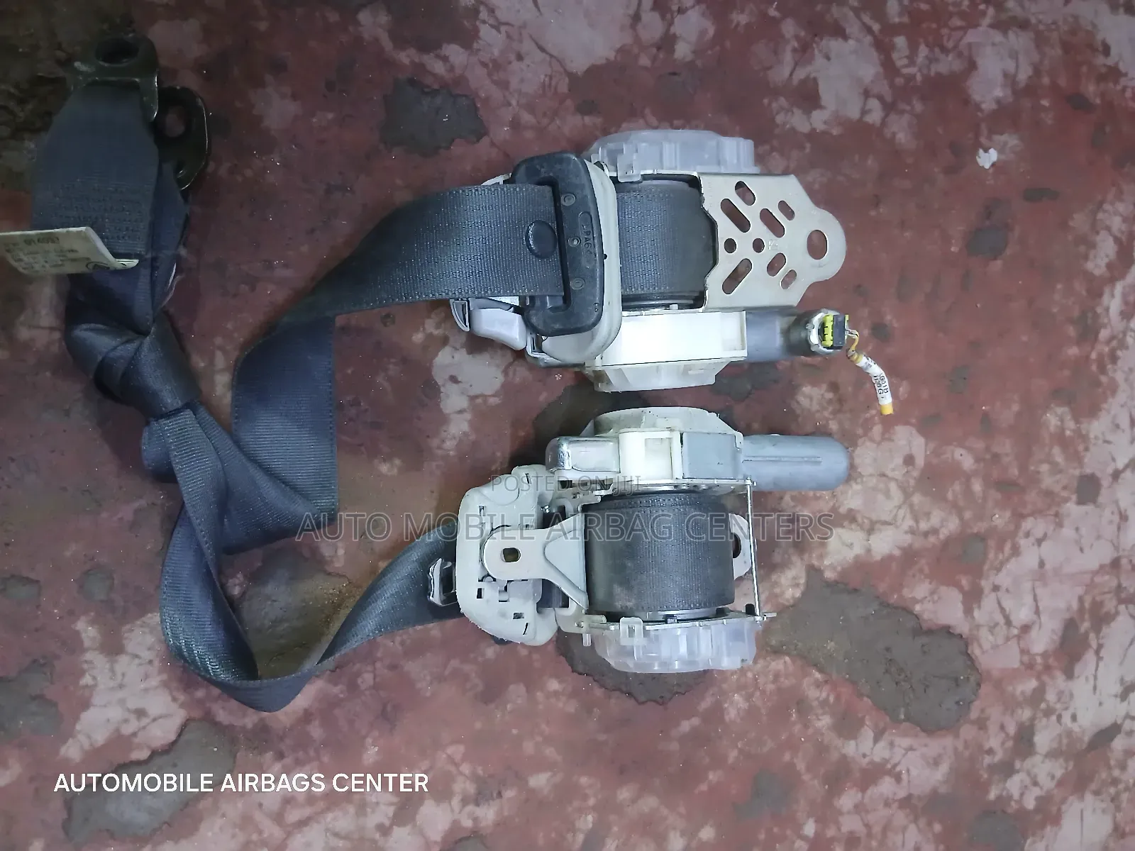 Toyota Isis Seatbelts
