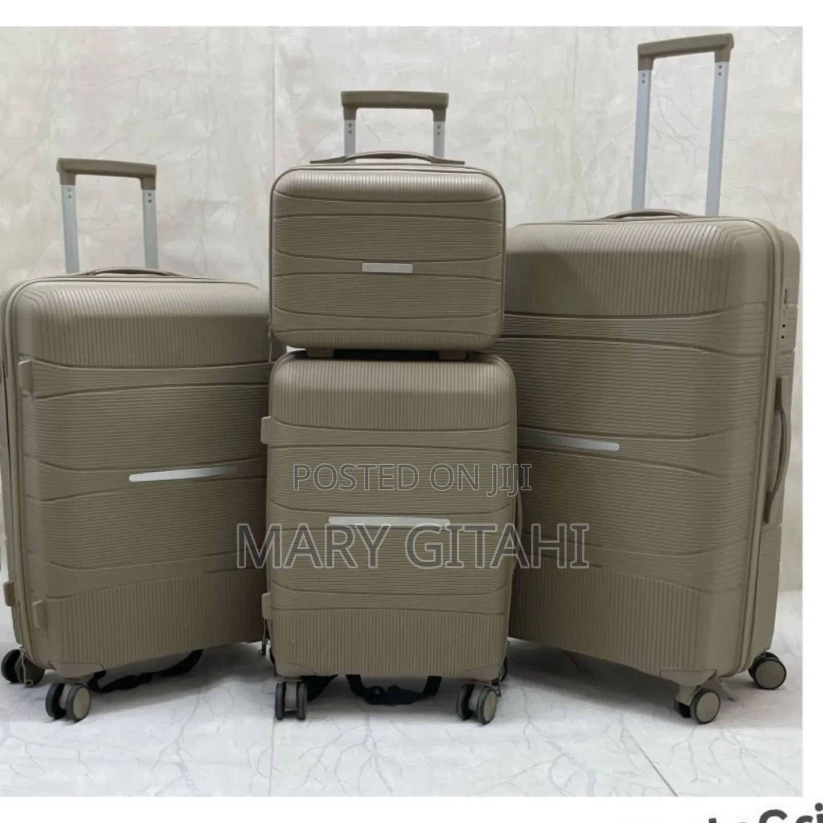 *4 in 1 Luxurious Unbreakable Suitcase*