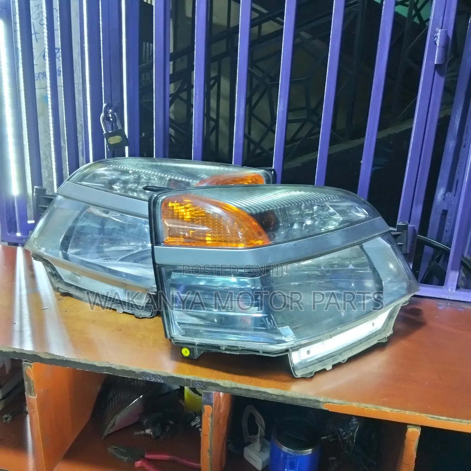 Toyota Voxy 2002/2003 Non Xenon Head Lamp. Clean Ex Japan