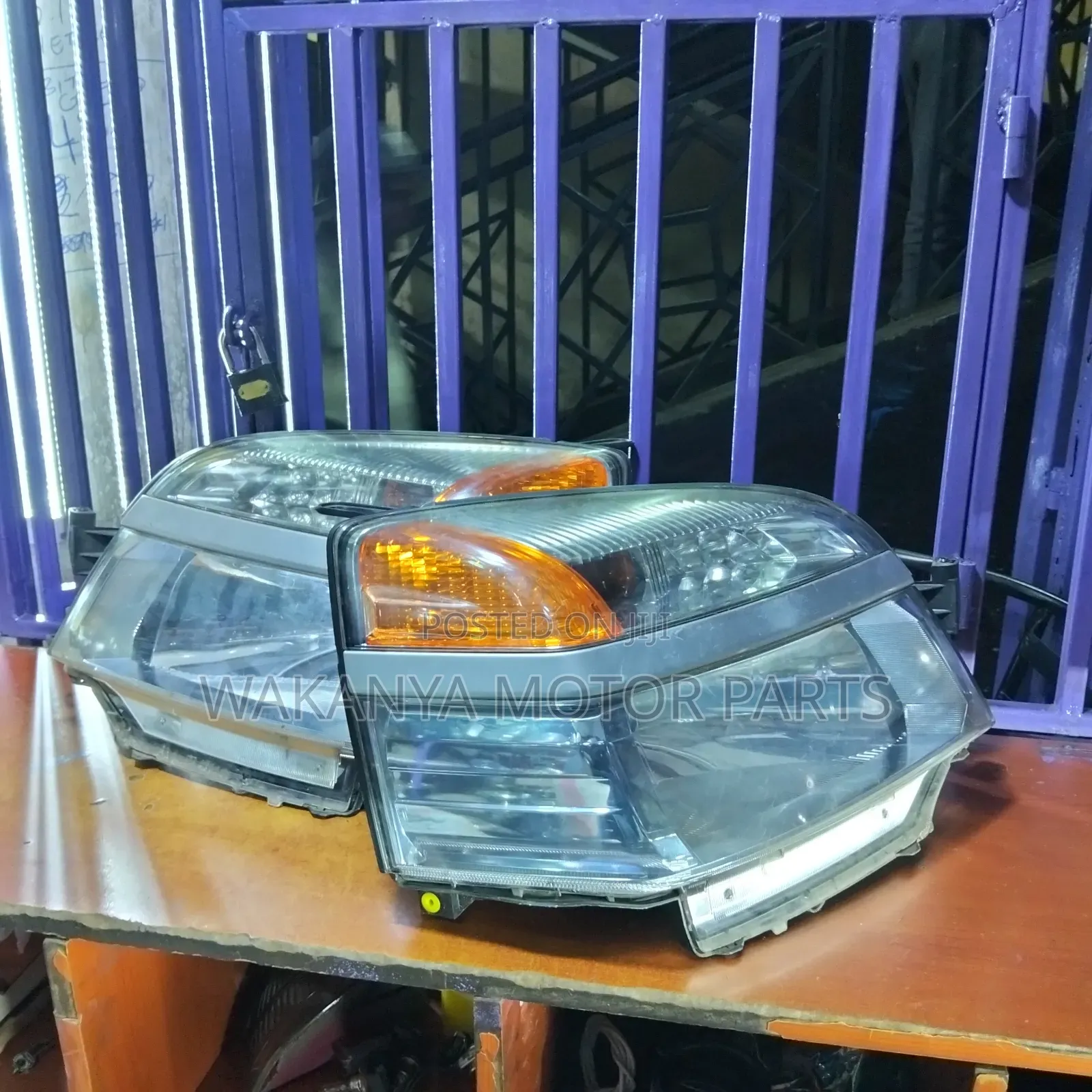Toyota Voxy 2002/2003 Non Xenon Head Lamp. Clean Ex Japan