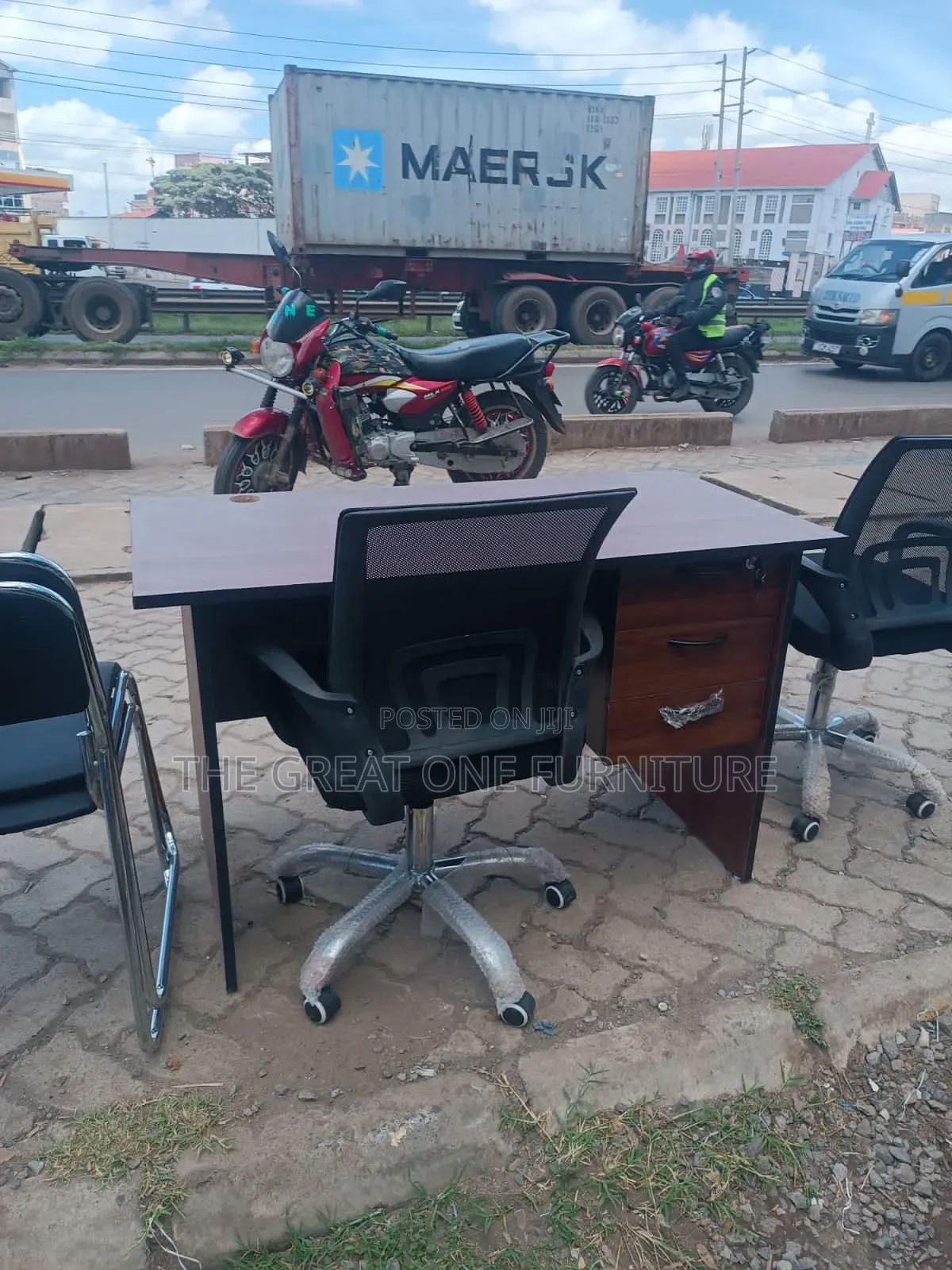 1m Office Desk With Drawers Plus Mesh Office Chair Gw9hj