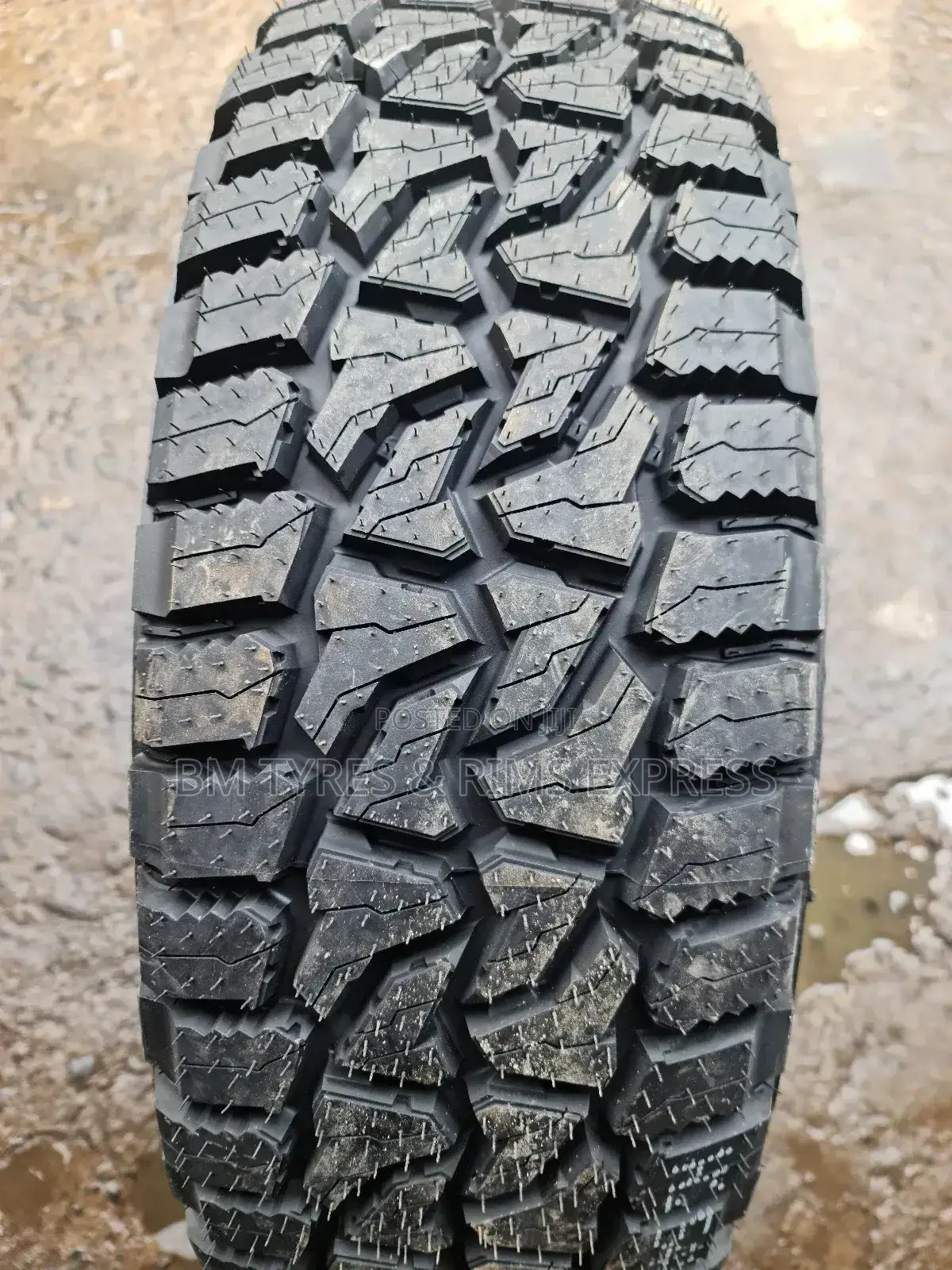 225 /65 R17 Lanvgator Tyres(All Terrain)