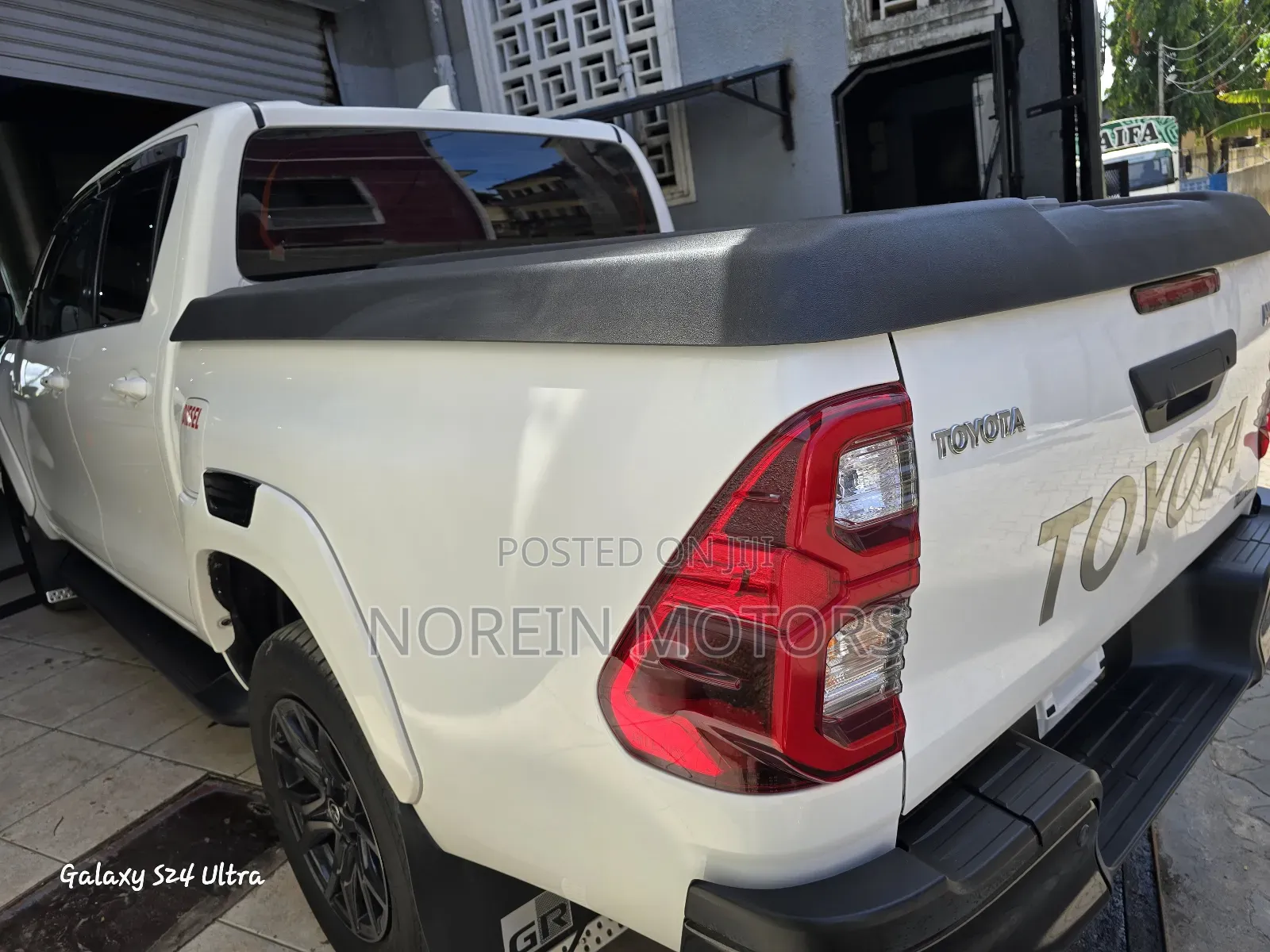 Toyota Hilux 2022 White