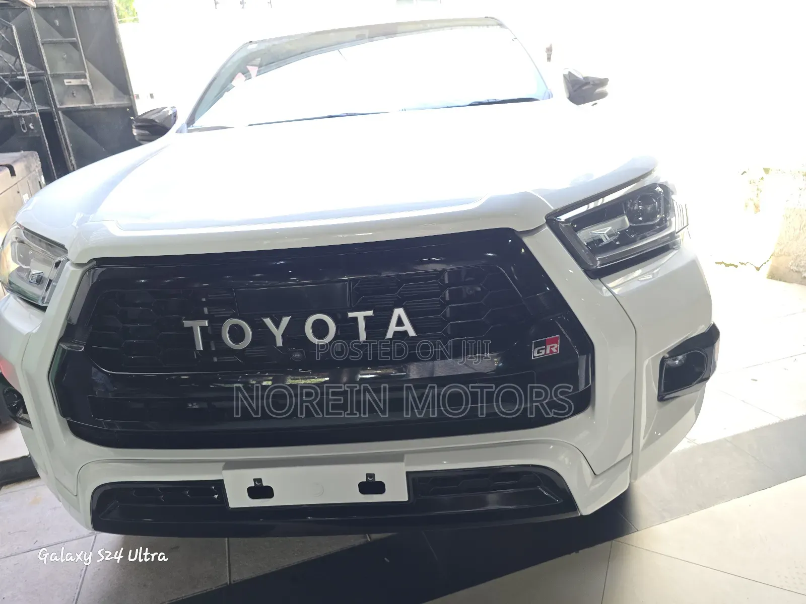 Toyota Hilux 2022 White