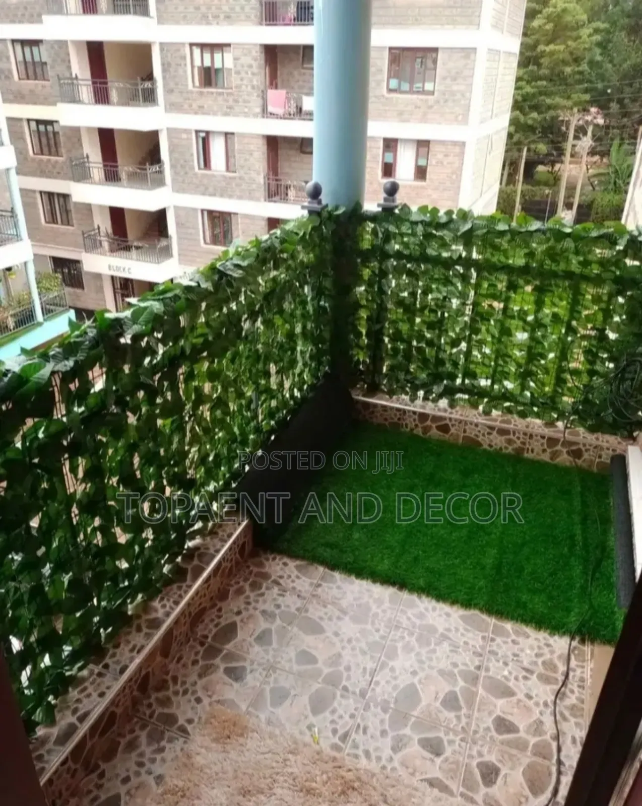 Privacy Fence for Artificial Plants That Builds to Lasts