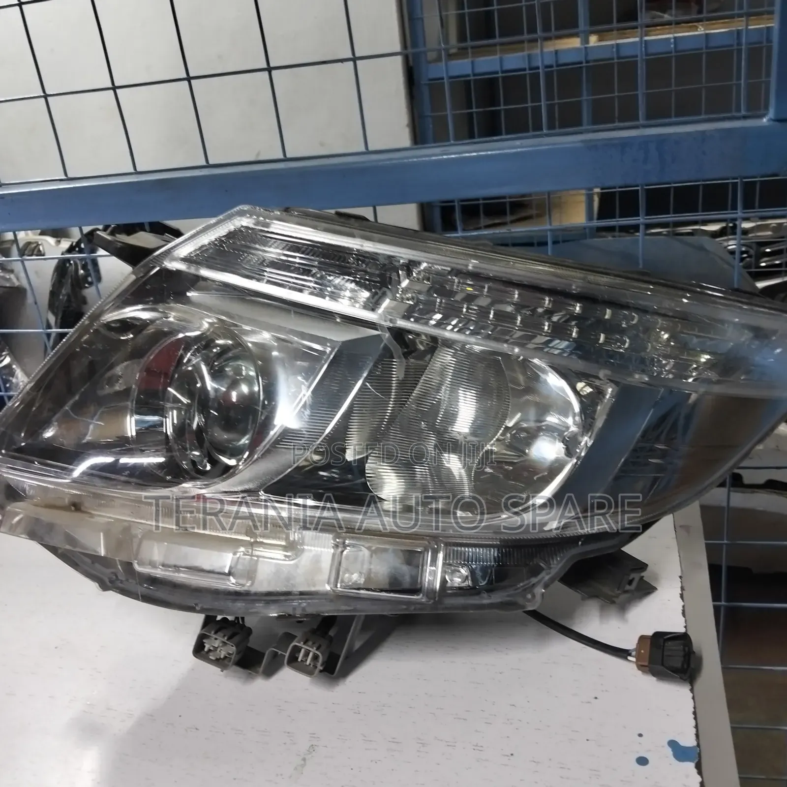 Noah 2015 Headlight