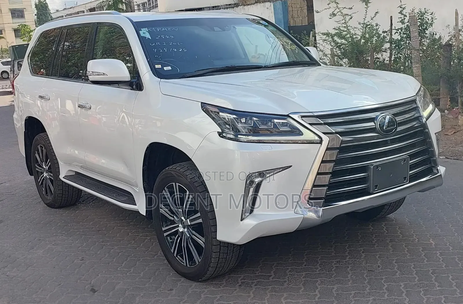 Lexus LX 570 AWD 2018 White