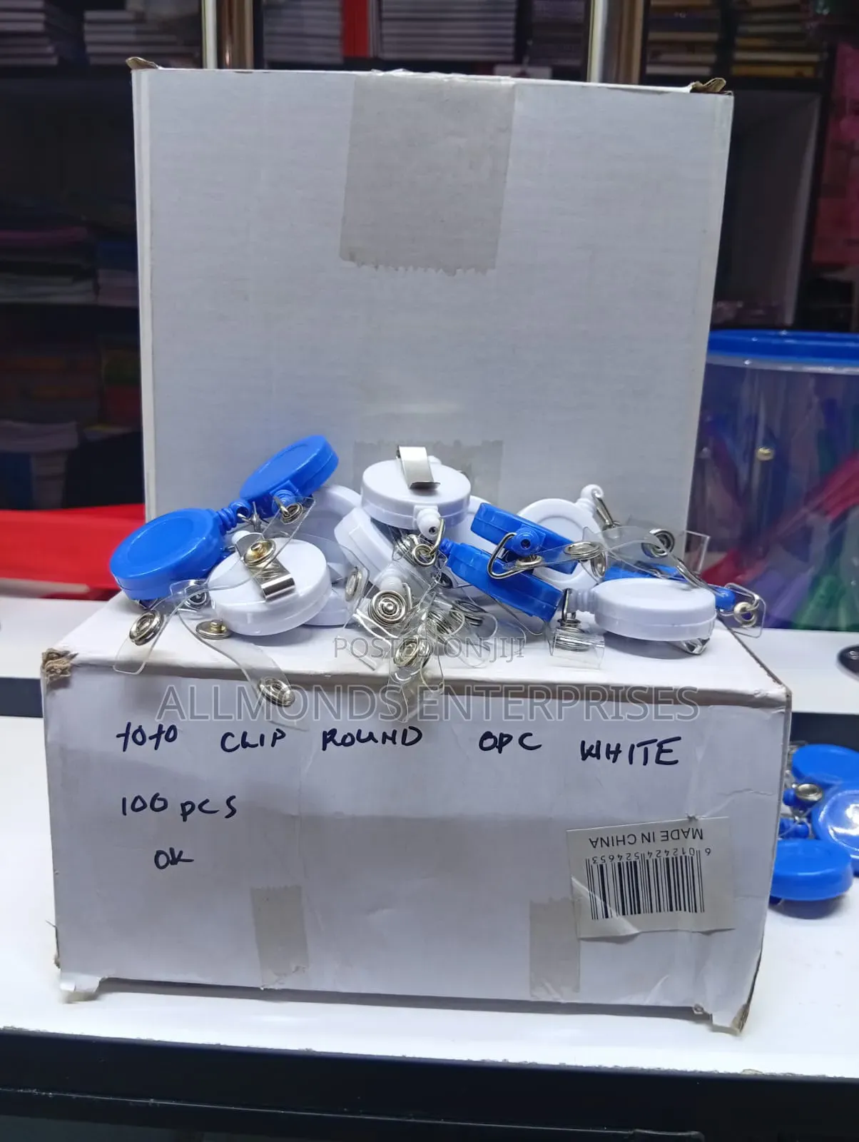 A Box of 100 Pieces Round Shape Retractable Yoyo Clip