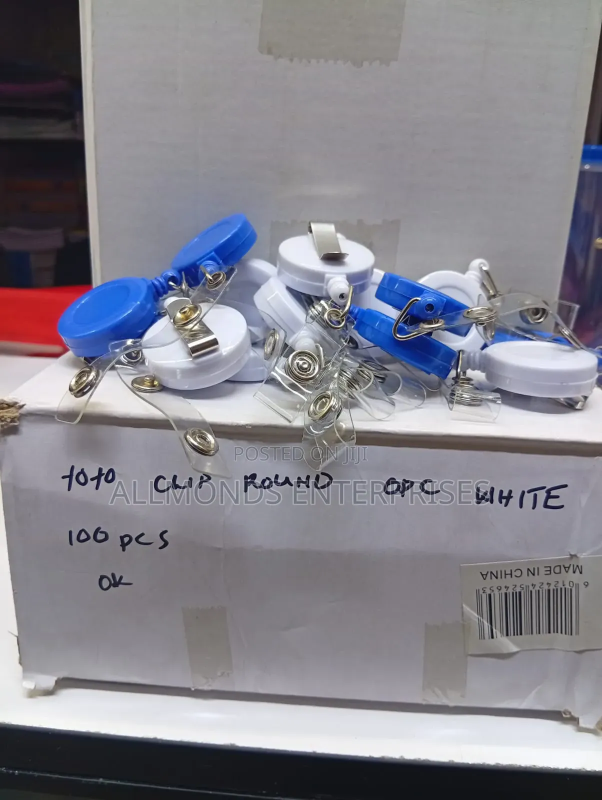 A Box of 100 Pieces Round Shape Retractable Yoyo Clip