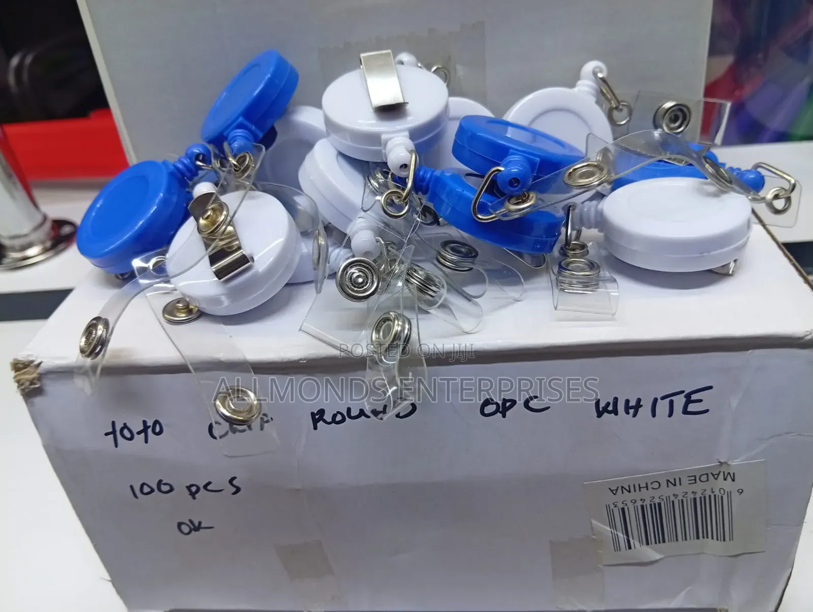A Box of 100 Pieces Round Shape Retractable Yoyo Clip