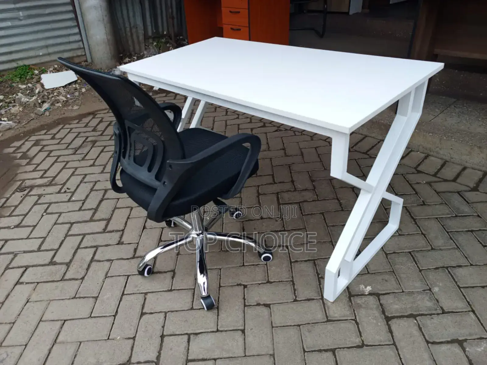 Mesh Office Chair and All White Table