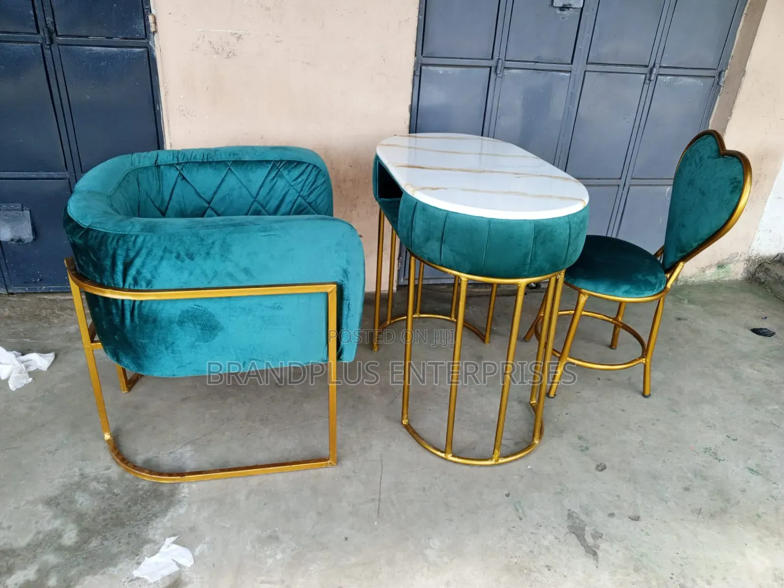 Manicure Table With Seats