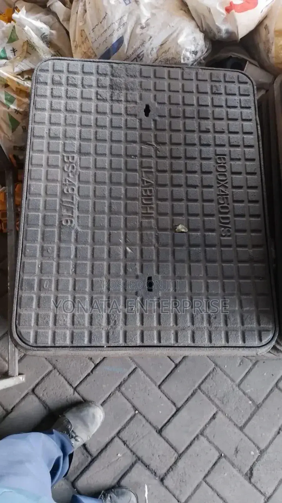 18*24 Cast Iron Medium Duty Manhole Cover