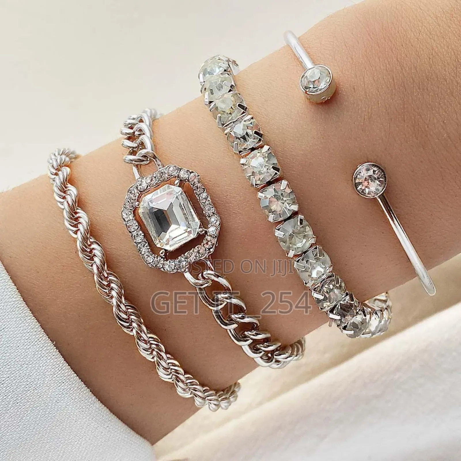 *4 In 1 Bracelet Set*
Non Tarnish
Hypoallergenic