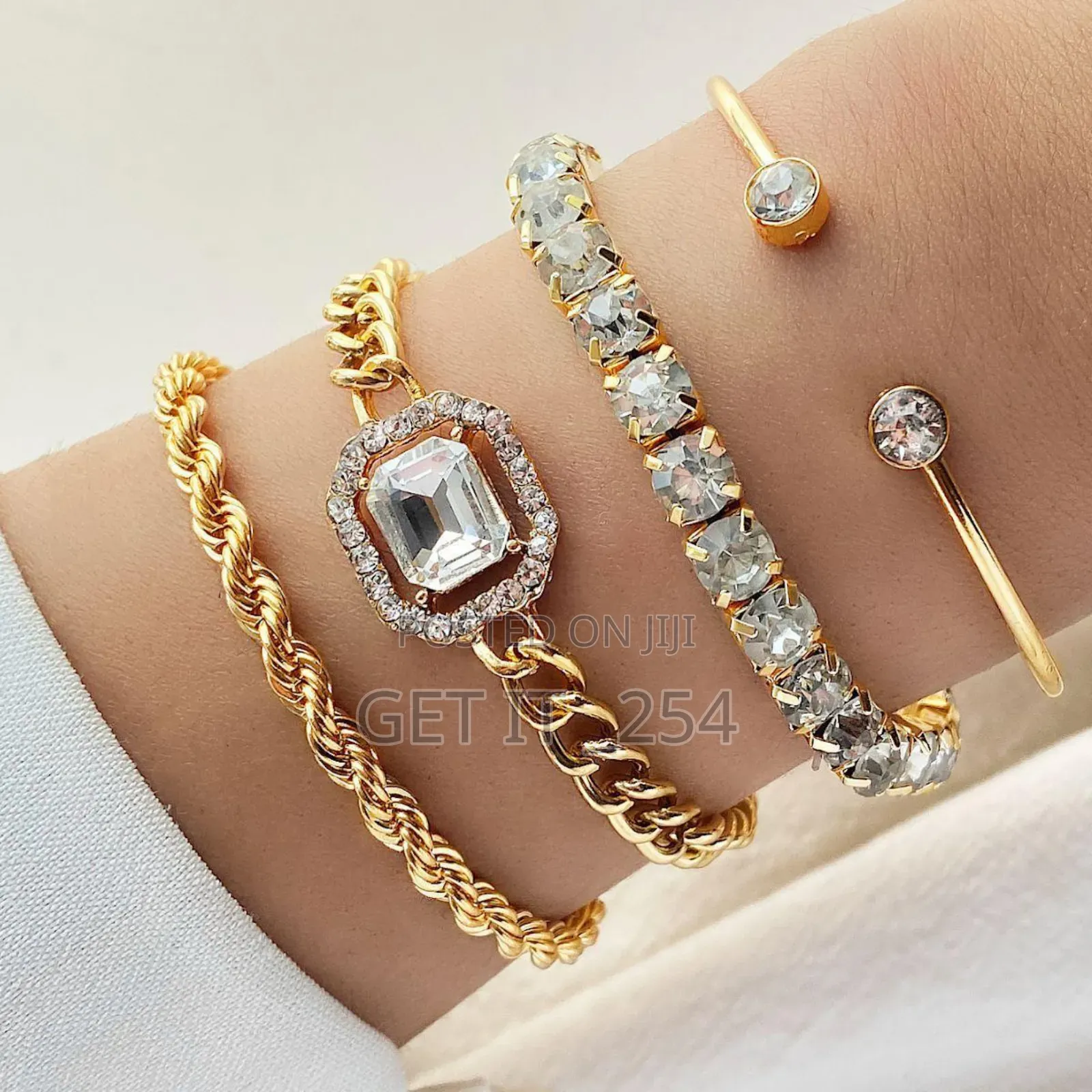 *4 In 1 Bracelet Set*
Non Tarnish
Hypoallergenic