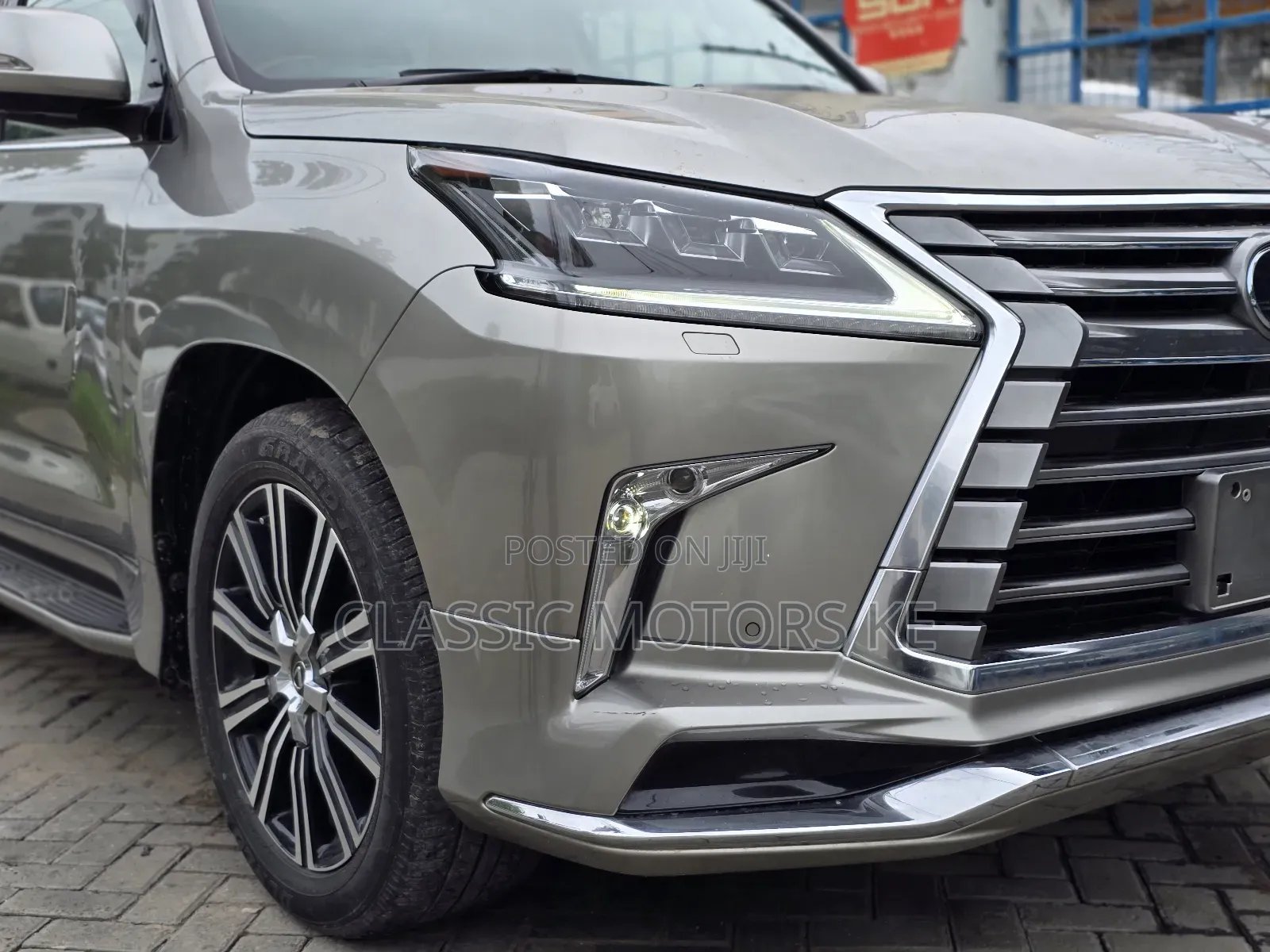 Lexus LX 570 (5 seats) AWD 2018 Gold