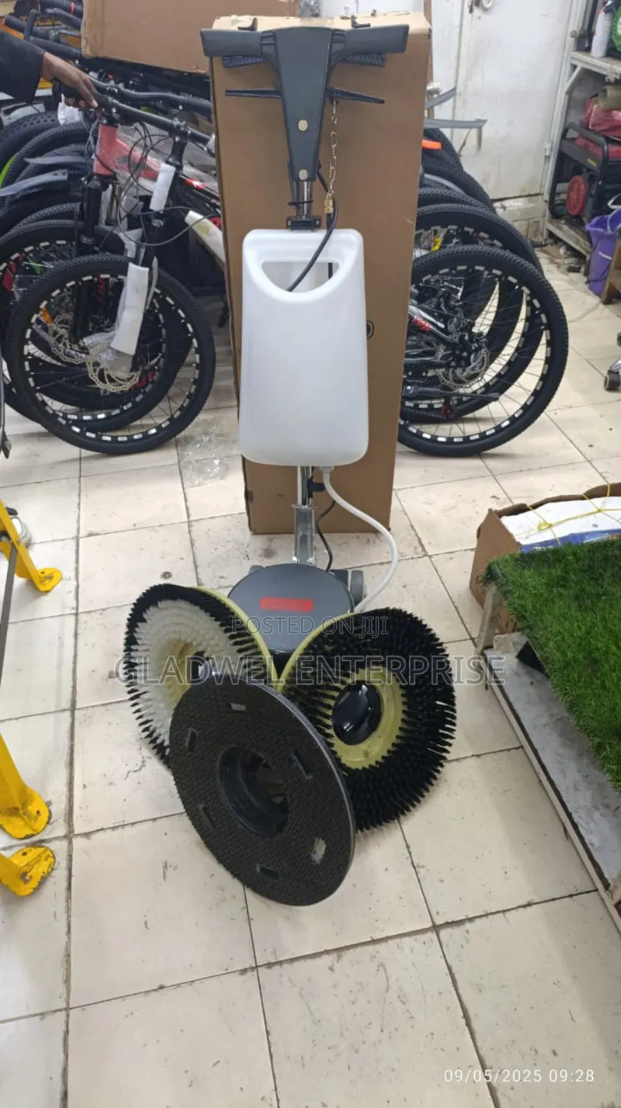 Heavy Duty Astramilano Commercial Floor Scrubber Machine