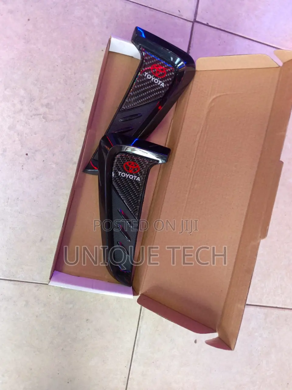 2pc Plastic Branded Side Leaf Vent