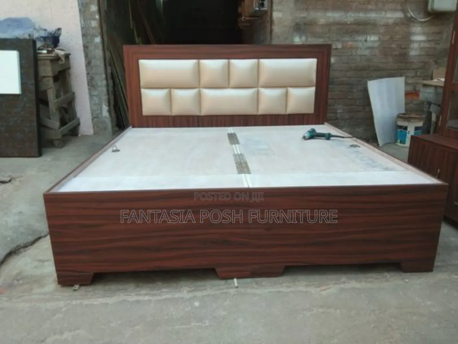Mahogany Finish Modern Wooden Double Bed 5*6