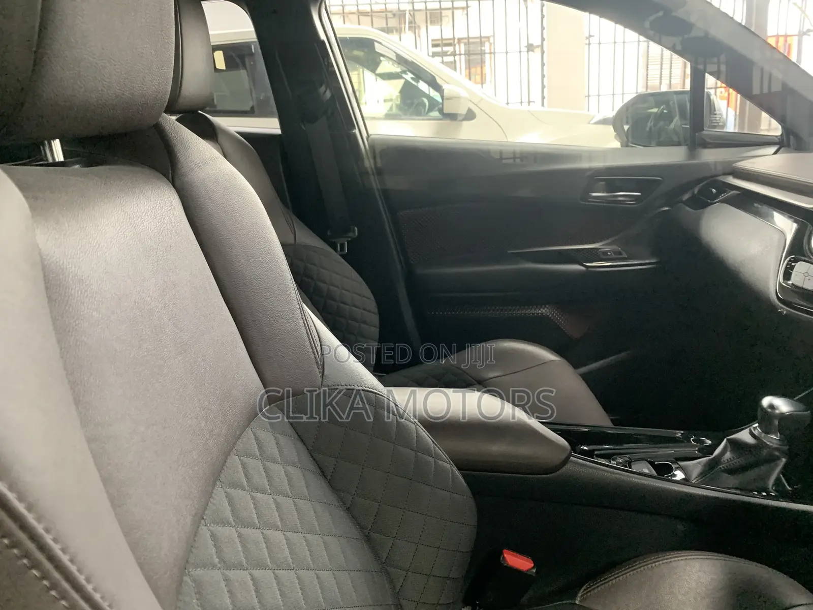 Toyota C-HR XLE FWD Sport Utility (2.0L 4cyl 2AM) 2018 Matt Black