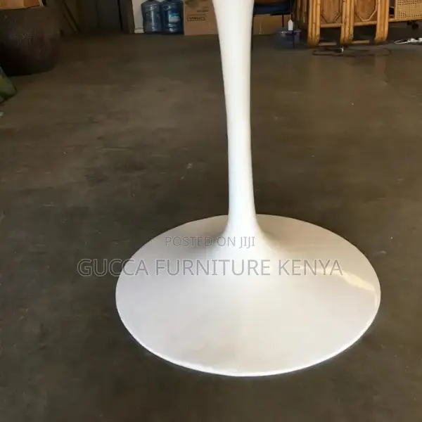 Dining Tables:Round Dining Table With Tulip Steel Round Base