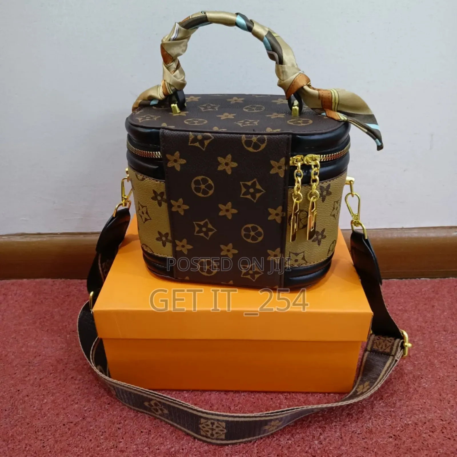 Premium Quality Women's Shoulder Bag Comes In A Gift Box