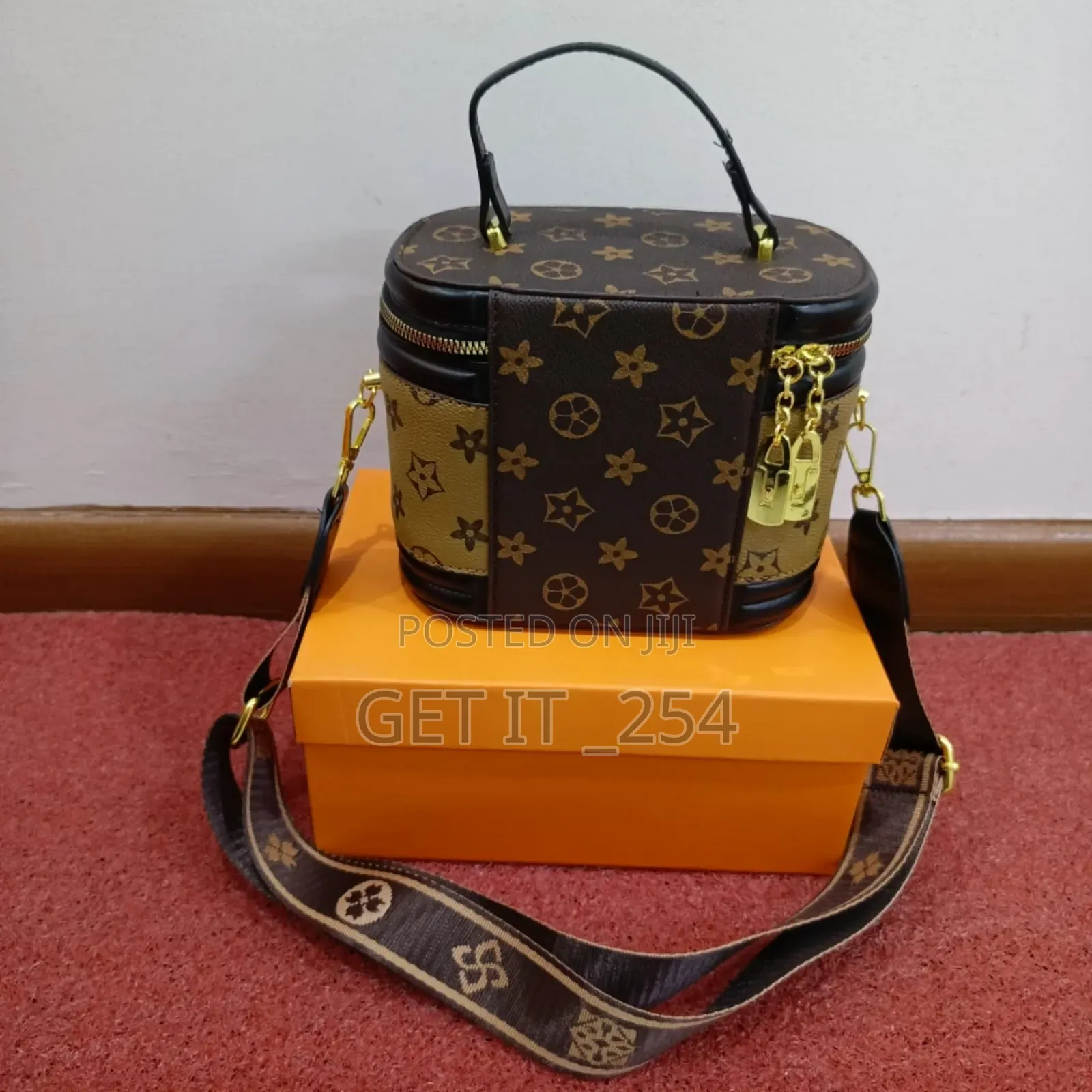 Premium Quality Women's Shoulder Bag Comes In A Gift Box