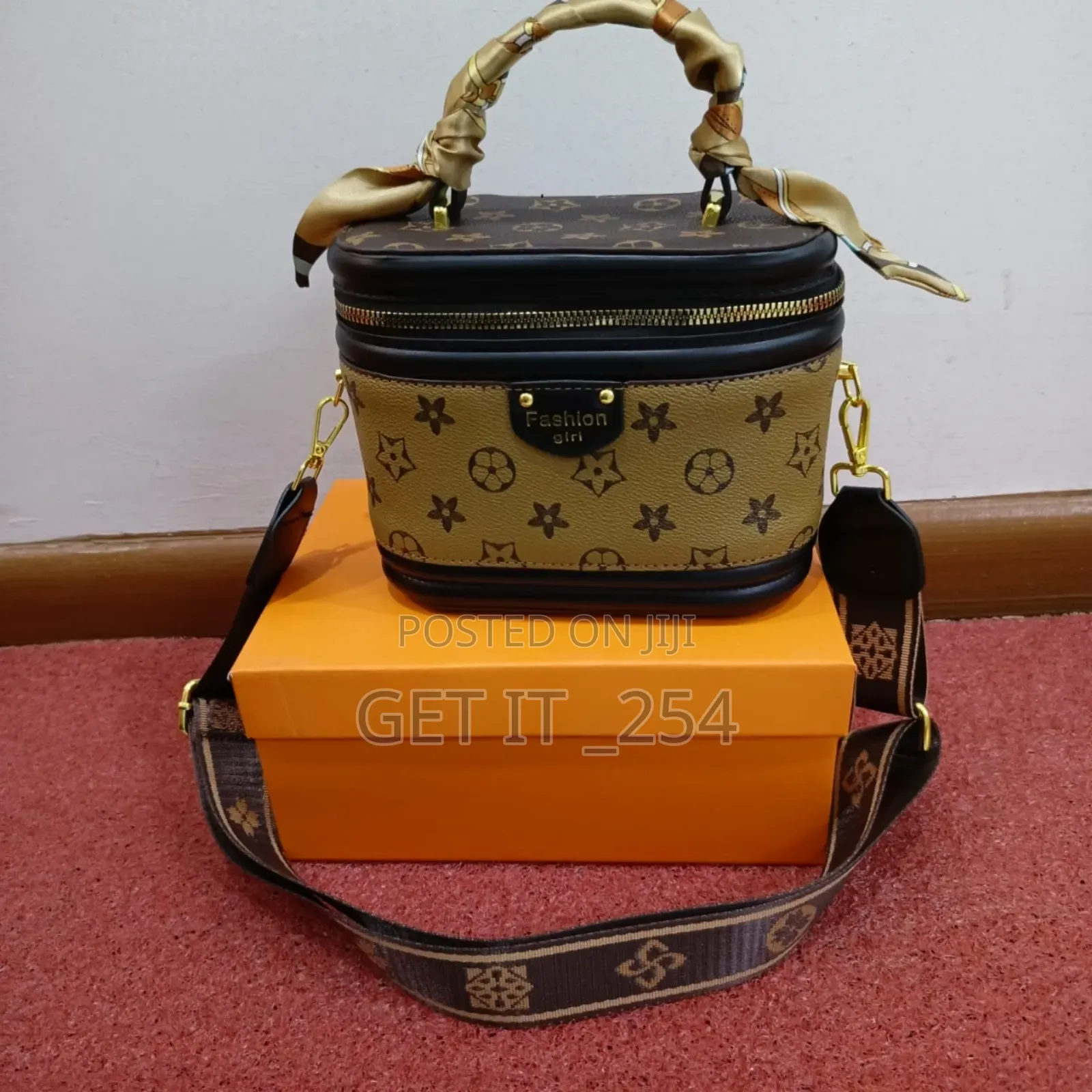 Premium Quality Women's Shoulder Bag Comes In A Gift Box