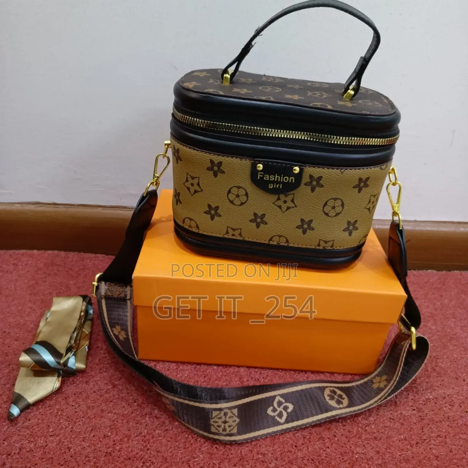 Premium Quality Women's Shoulder Bag Comes In A Gift Box