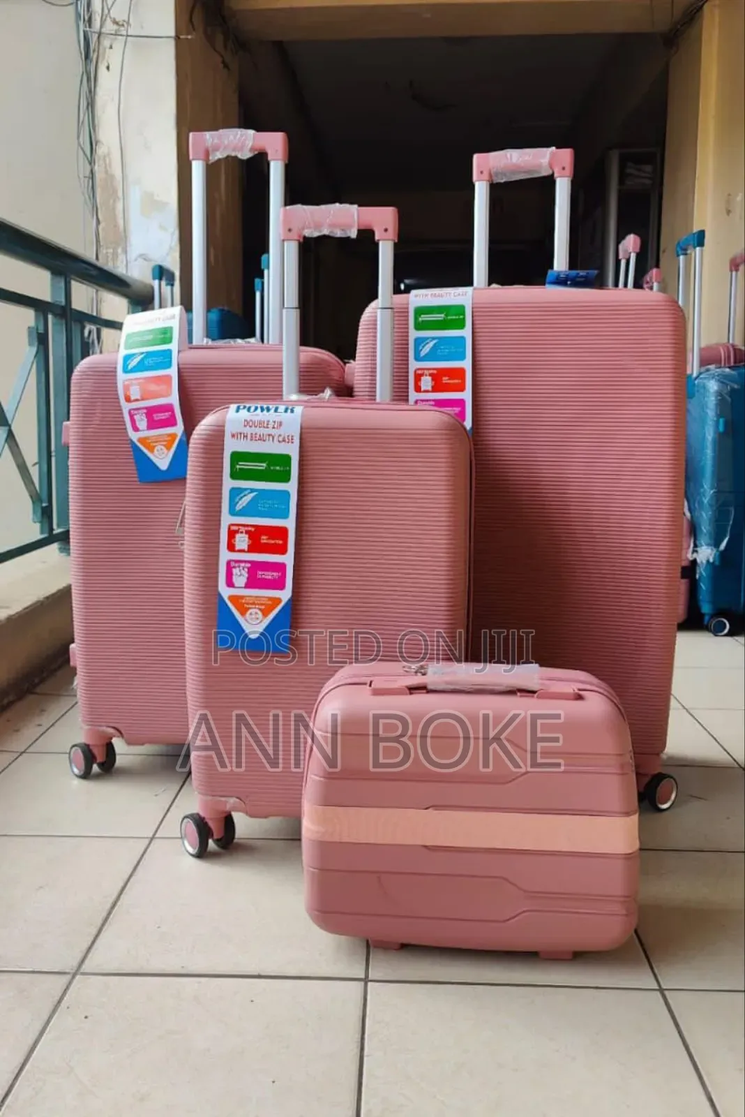 *4 in 1 Luxurious Unbreakable Suitcase*