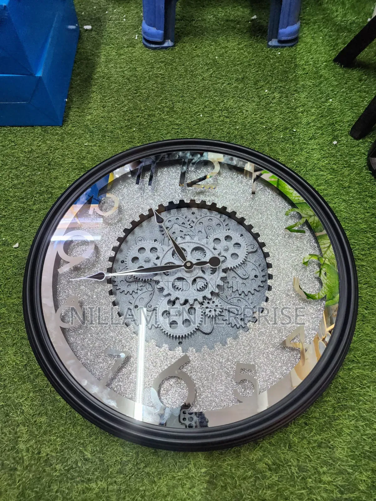 Luxurious Vintage Wall Clock With Rotating Gears