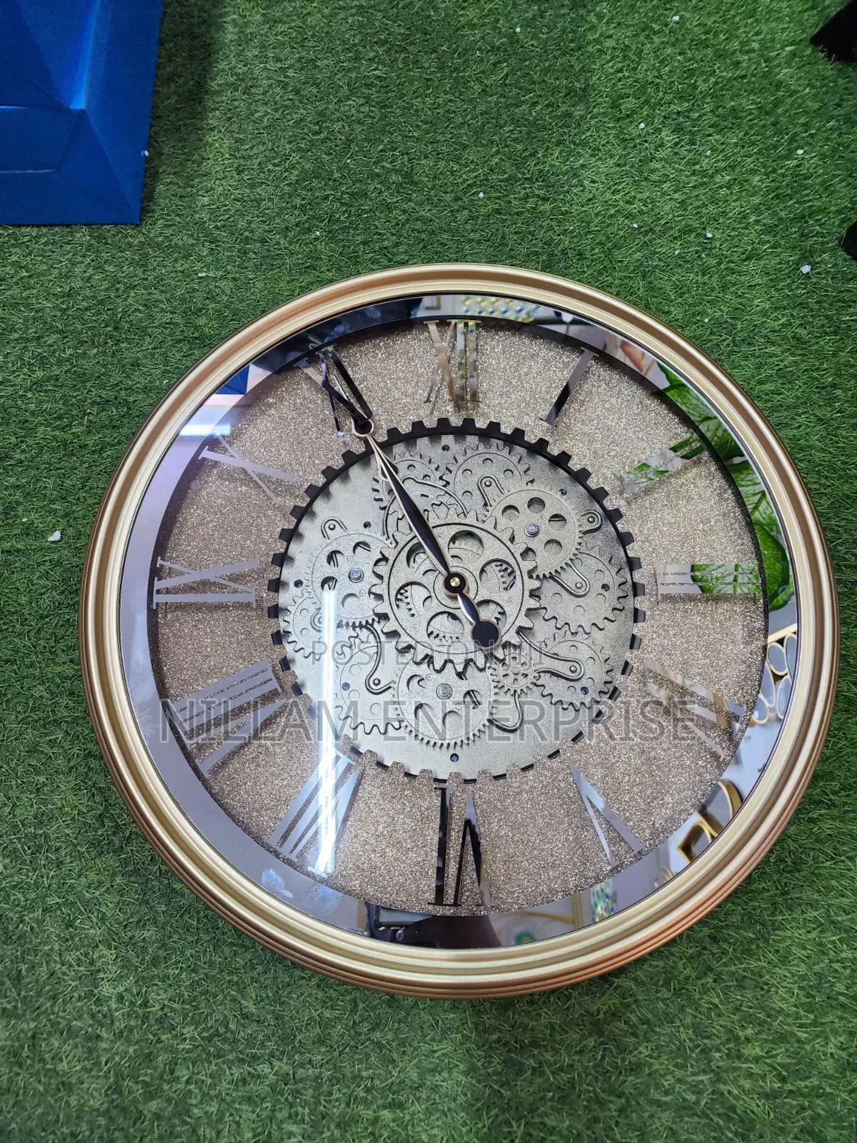 Luxurious Vintage Wall Clock With Rotating Gears