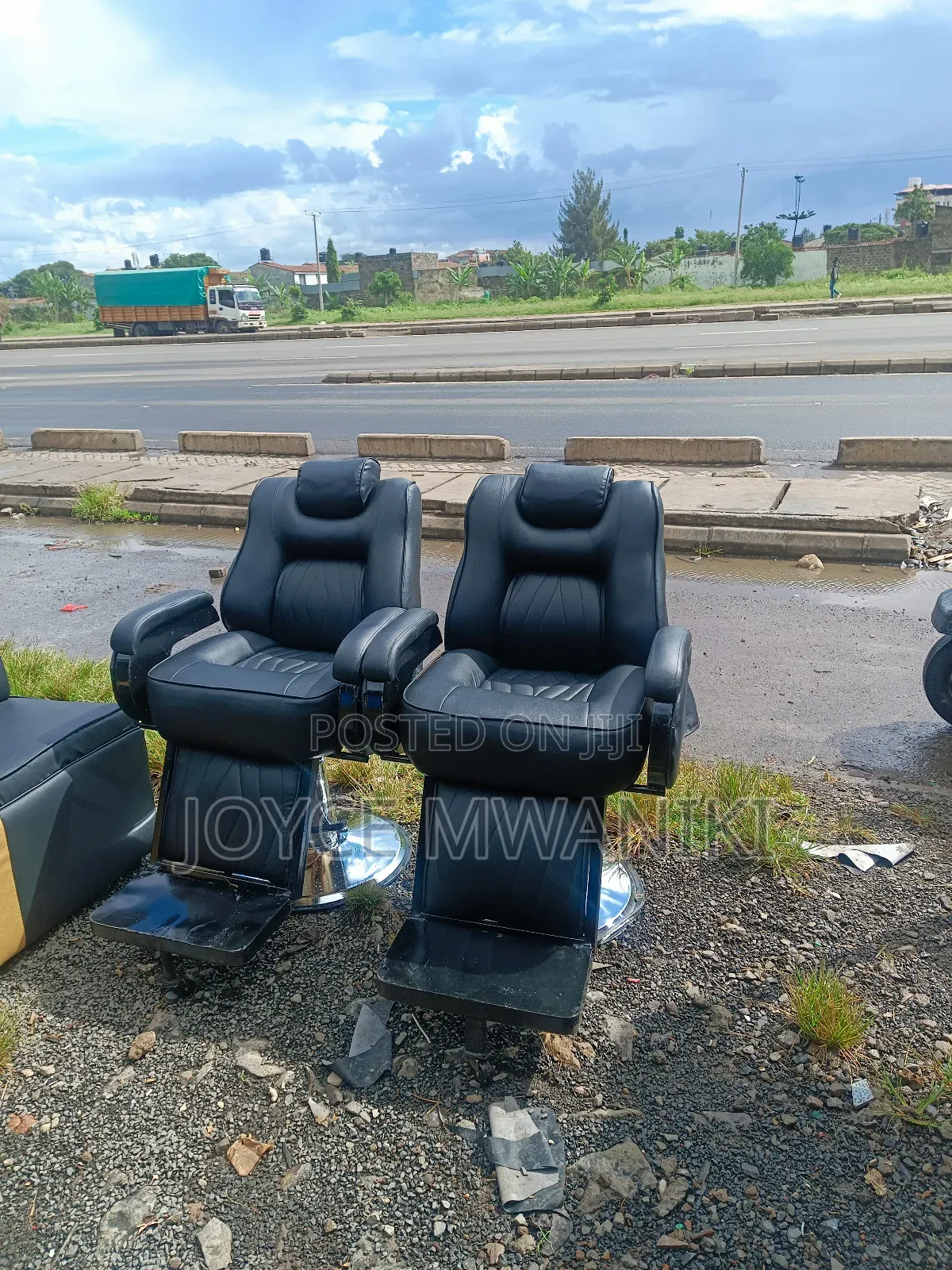 2 Hydraulic Barber Seat, Black With Adjustable Machine 