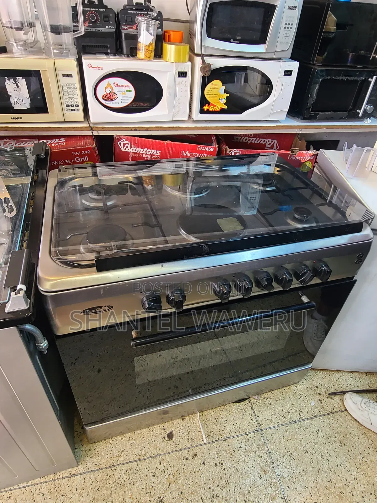 Black Cooker With Four Gas Banners and Two Electric Banners
