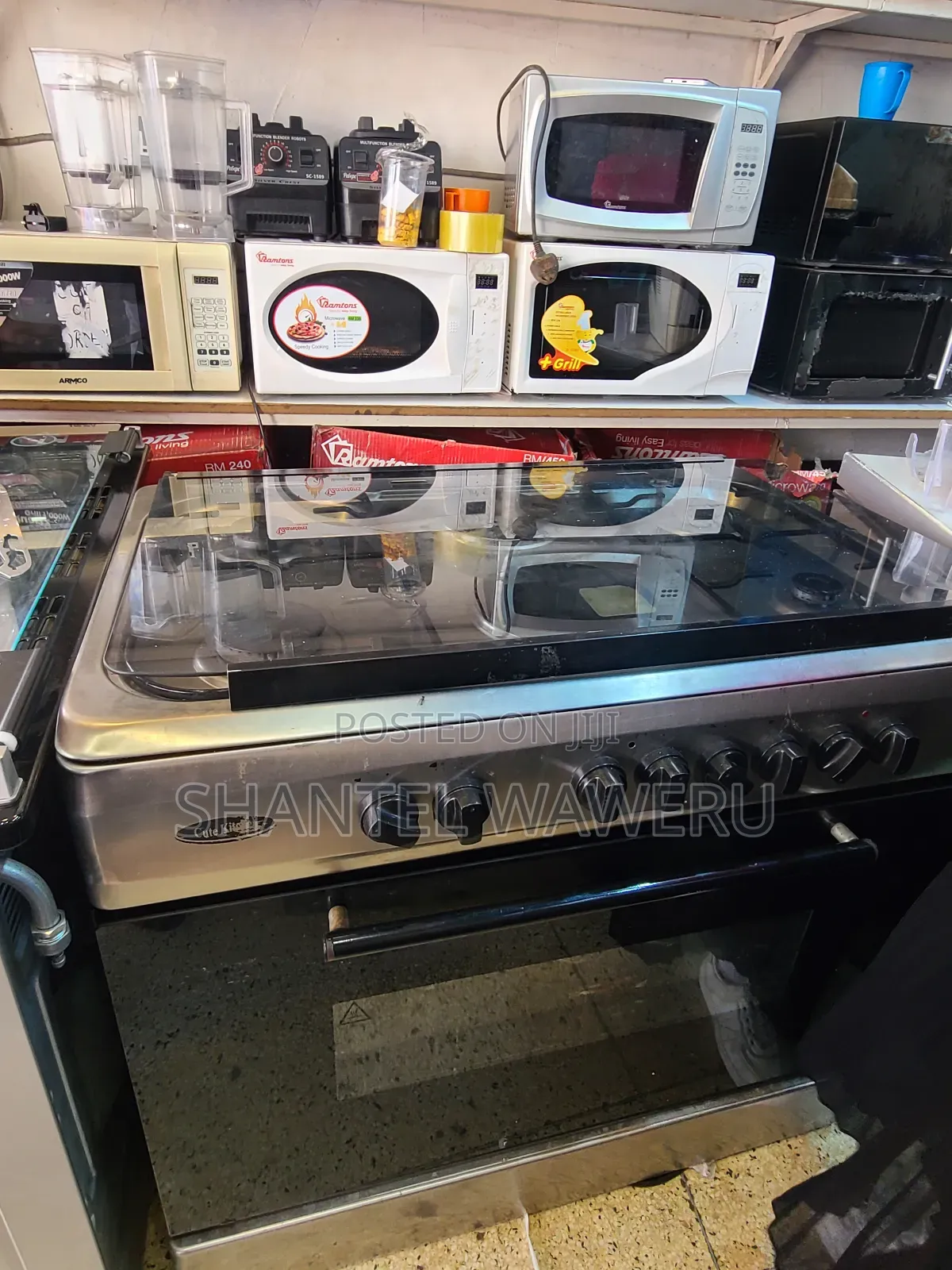 Black Cooker With Four Gas Banners and Two Electric Banners