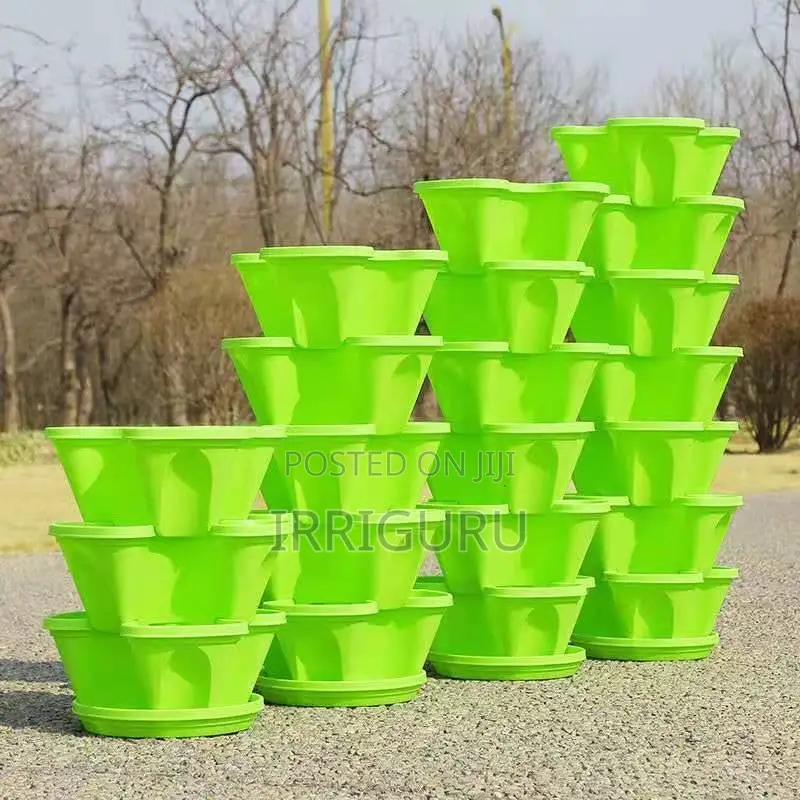 Stacking Planting Pots Turns the Balcony Into a Small Vegeta