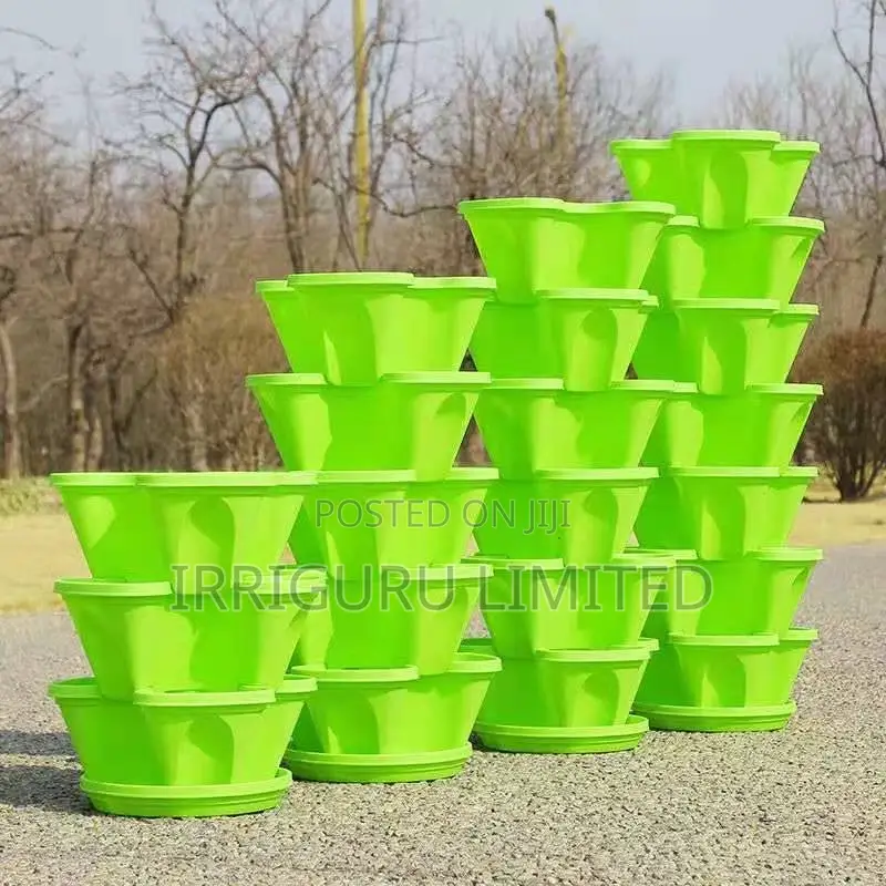 Stacking Planting Pots Turns the Balcony Into a Small Vegeta