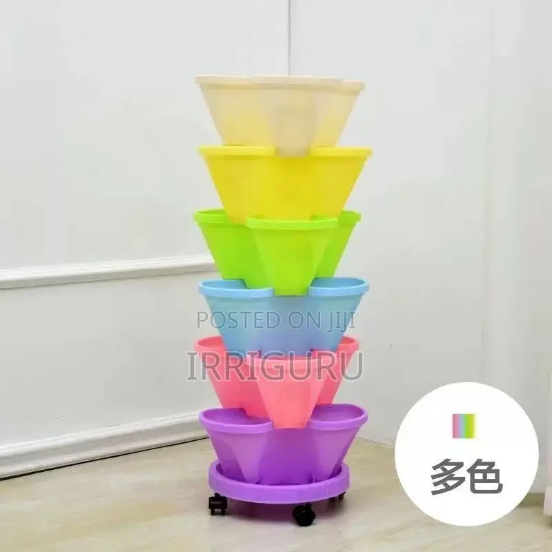 Stacking Planting Pots Turns the Balcony Into a Small Vegeta