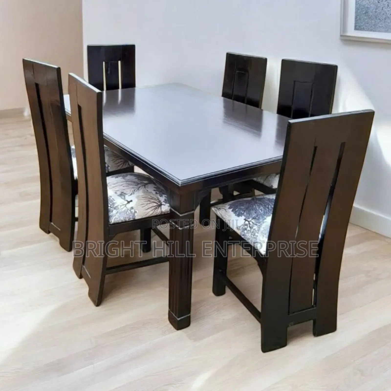 Neatly Crafted 6 Seater Dining Set
